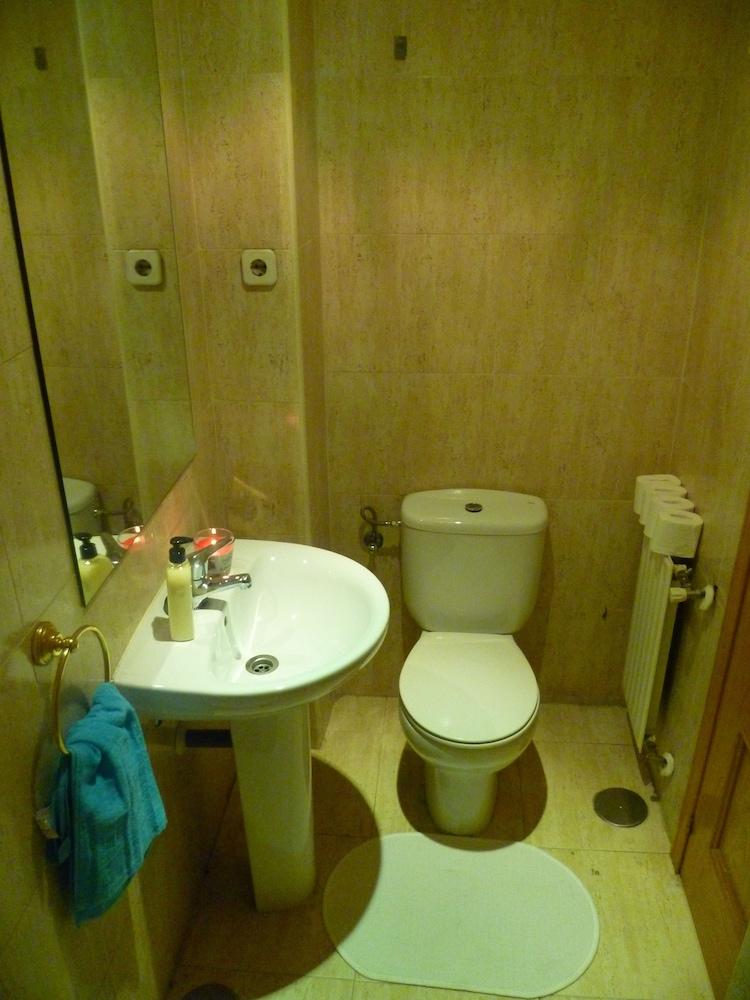 فيليدج أتوشا آبارتمينتس - Bathroom