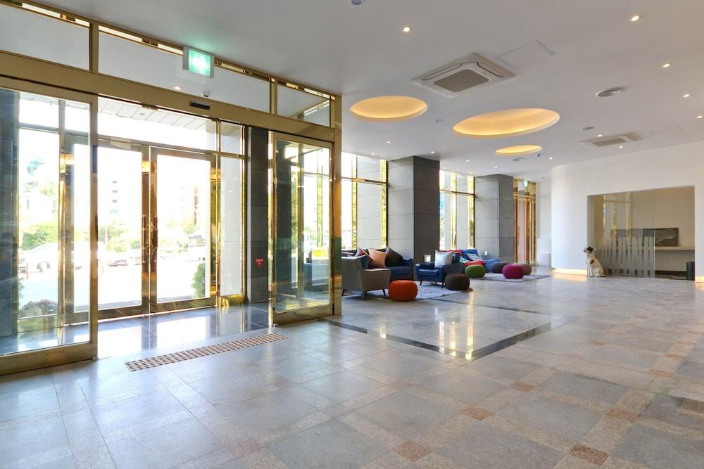 Best In City Hotel - Interior Entrance