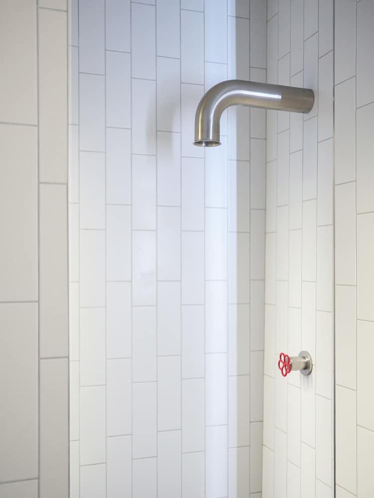 إنكريدبل ديزاينر ويرهاوس كلوس تو تريندي شوريديتش - Bathroom Shower