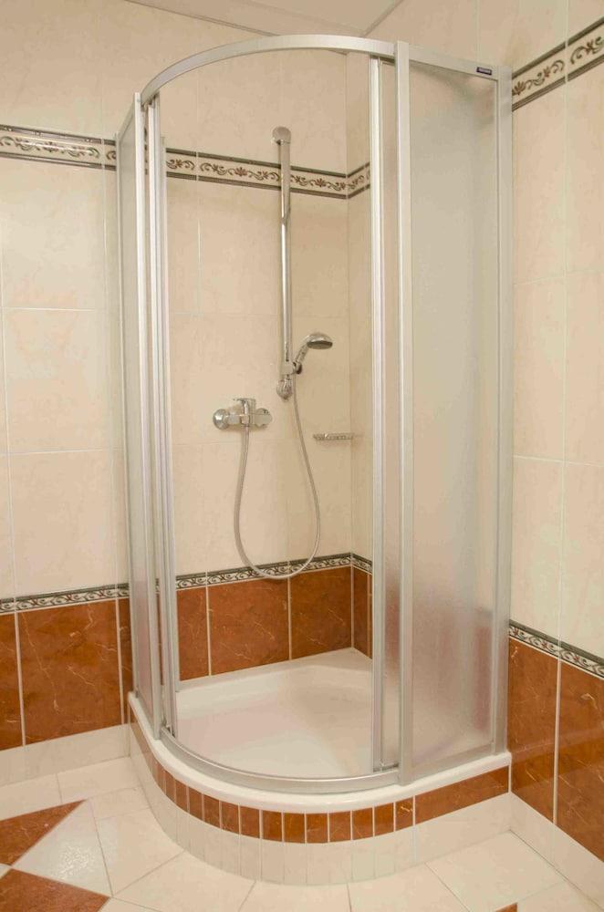هوتل كريستون - Bathroom Shower