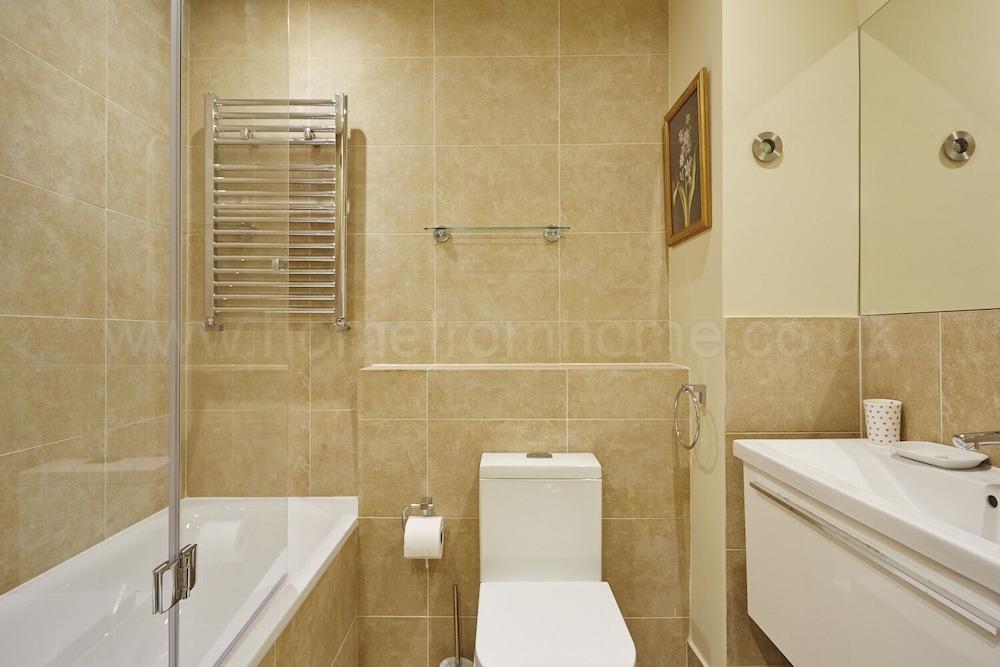 كينسينجتون - كومفورتابل تو بد روم غراوند فلور بروبيرتي - 3 بد تماة - Bathroom