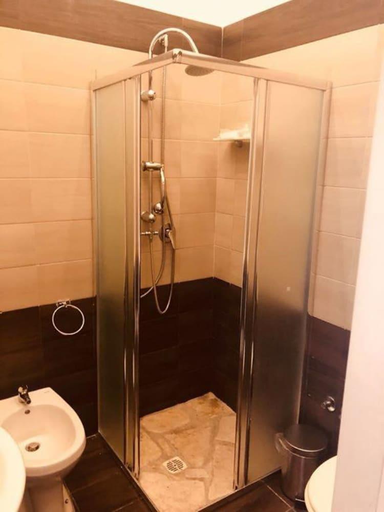 ميزون أرينا - Bathroom Shower