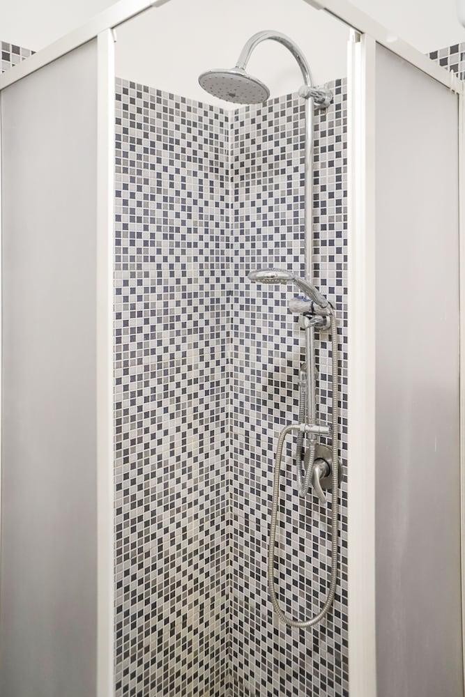 Loft a Chiaia a pochi passi dal lungomare - Bathroom Shower