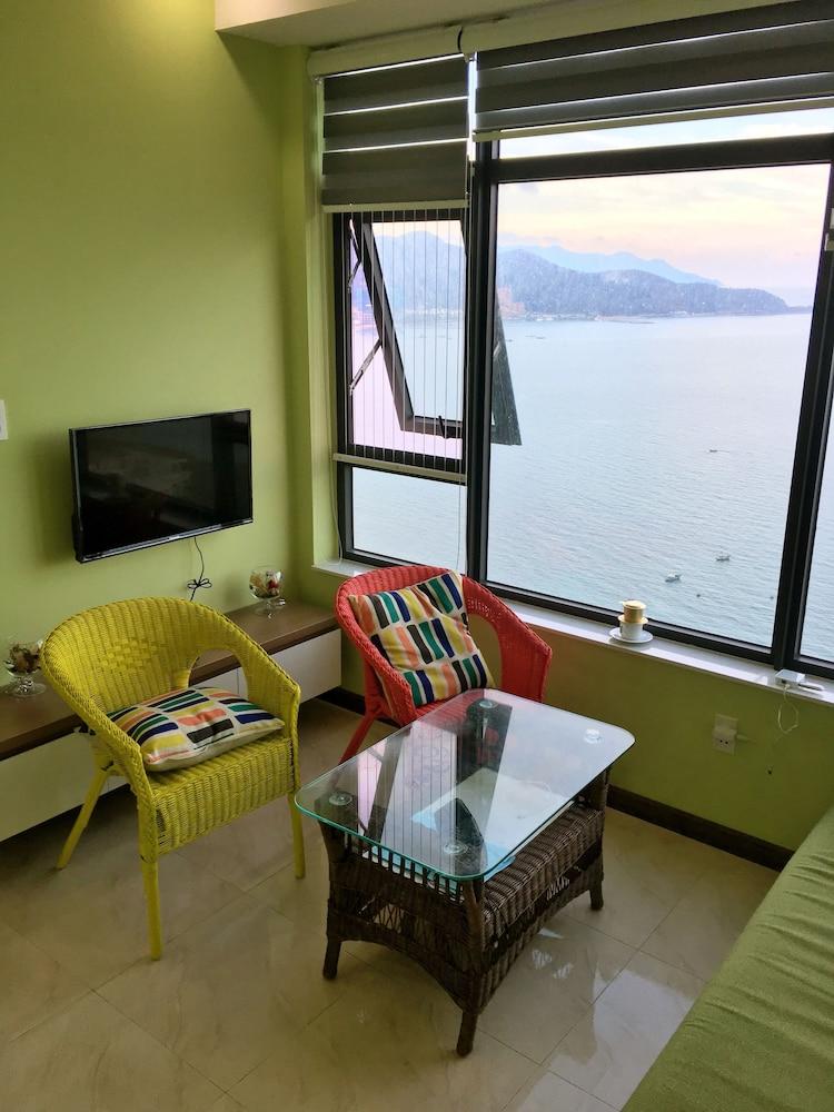 Seaview Front Apartment - Featured Image