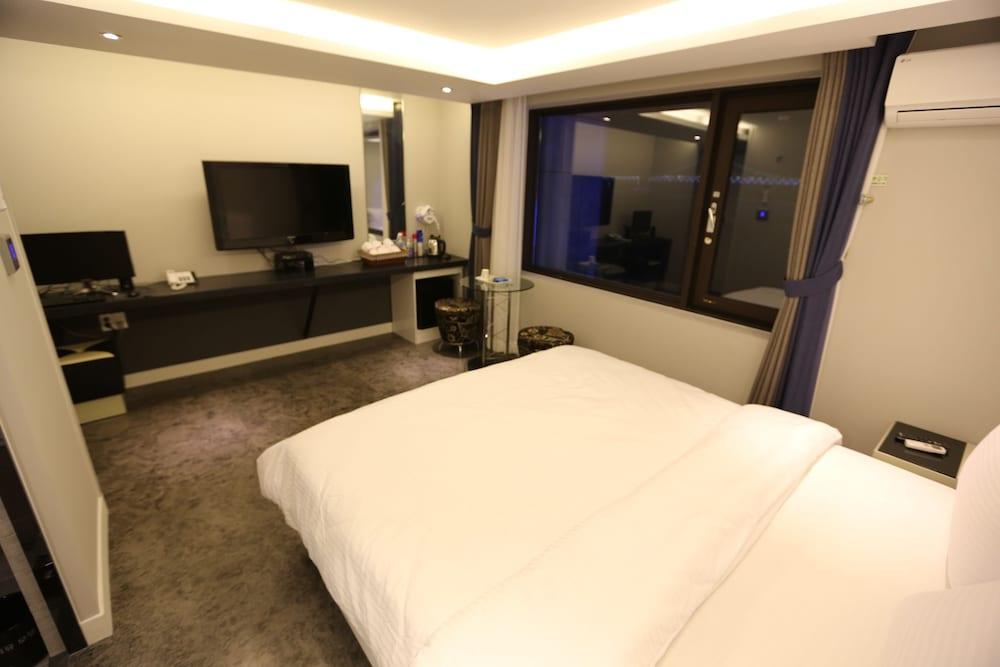 CU Hotel - Guestroom