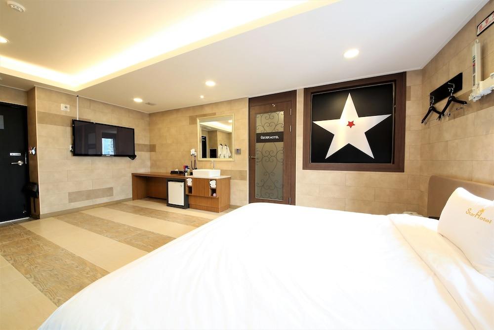 Star Hotel - Room