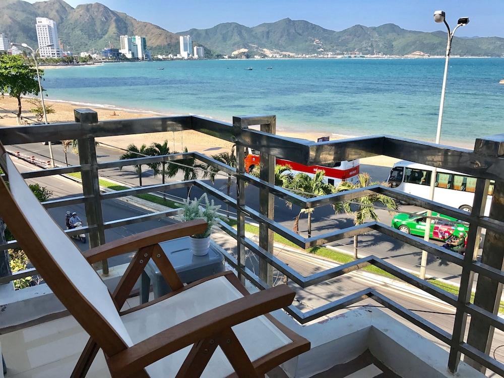 Vivid Seaside Homestay - Balcony
