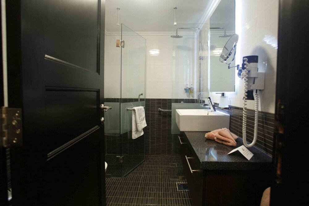 Al Jamila Suites - Bathroom