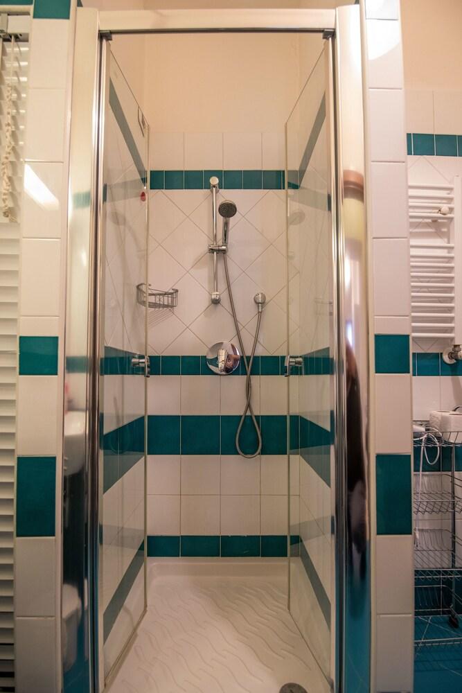 ريزيدونس لو جيم - Bathroom Shower