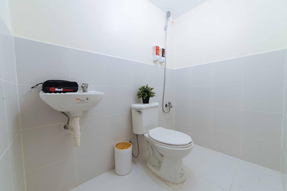 RedDoorz Plus @ Urban Tondo Manila - Bathroom