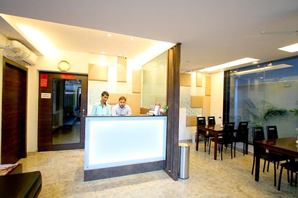 Hotel Crest Inn - Lobby