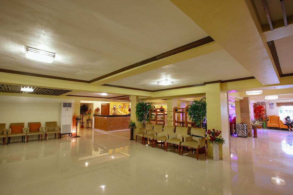 Paradise Garden Hotel and Convention Boracay Powered by ASTON - Lobby Sitting Area
