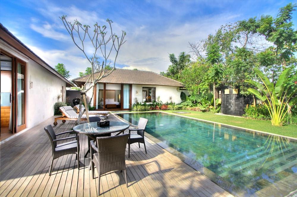 The Akasha Luxury Villas - Outdoor Pool