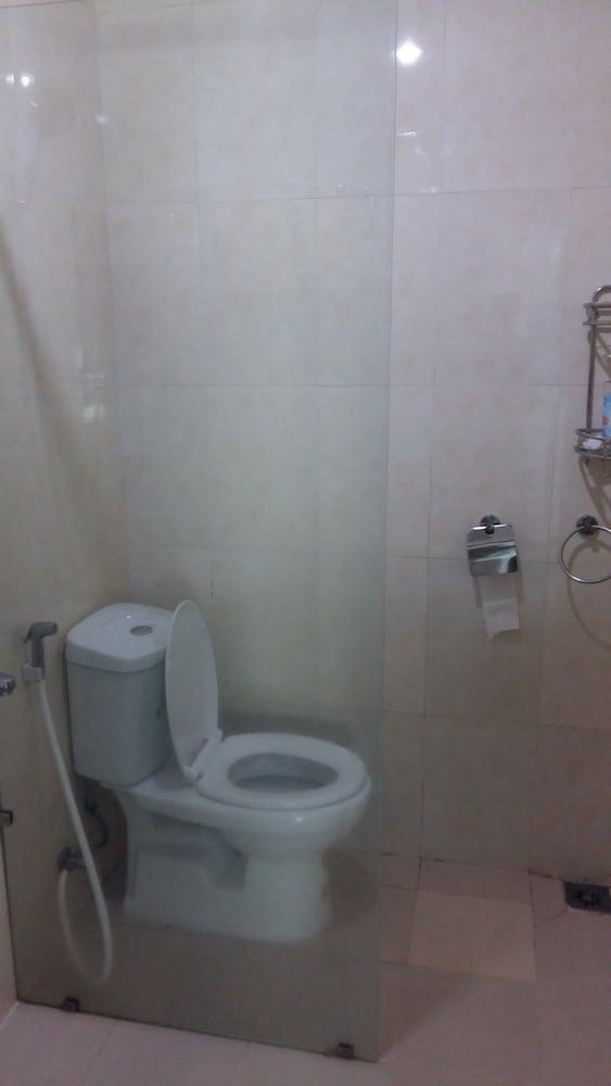 Nha Trang Wonderland Apartments - Bathroom