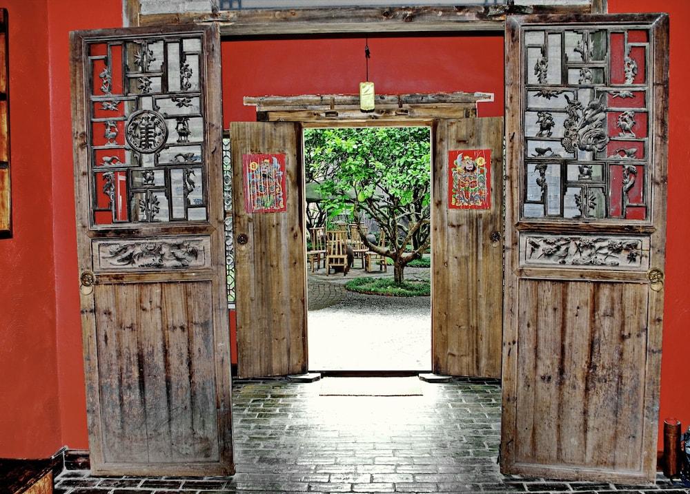 Yangshuo Village Inn - Interior Entrance