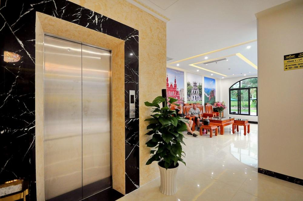 Crown Nguyen Hoang Hotel - Lobby Sitting Area