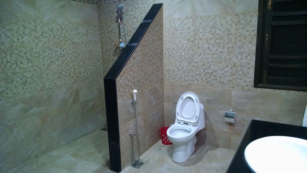 Elegance Services Guest House - Bathroom