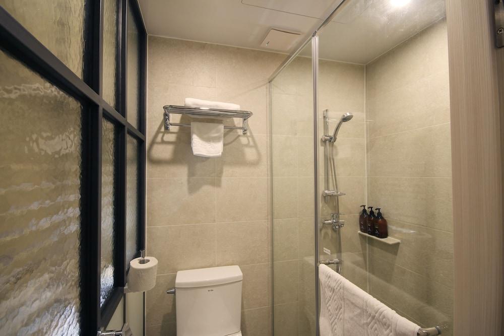 Indy Hotel - Bathroom