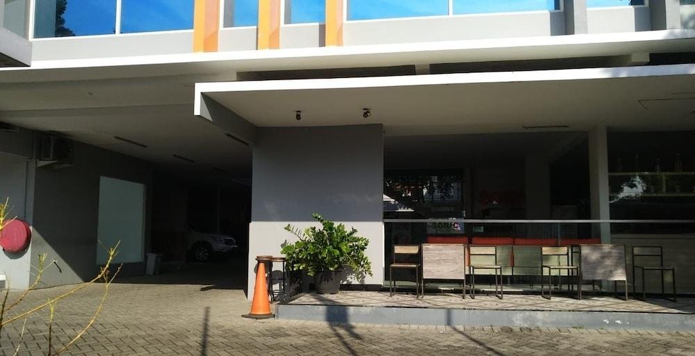 Hotel Sonic Airport Semarang - Exterior