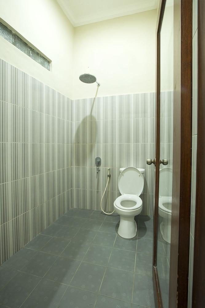 Ladiva Shore Hotel - Bathroom