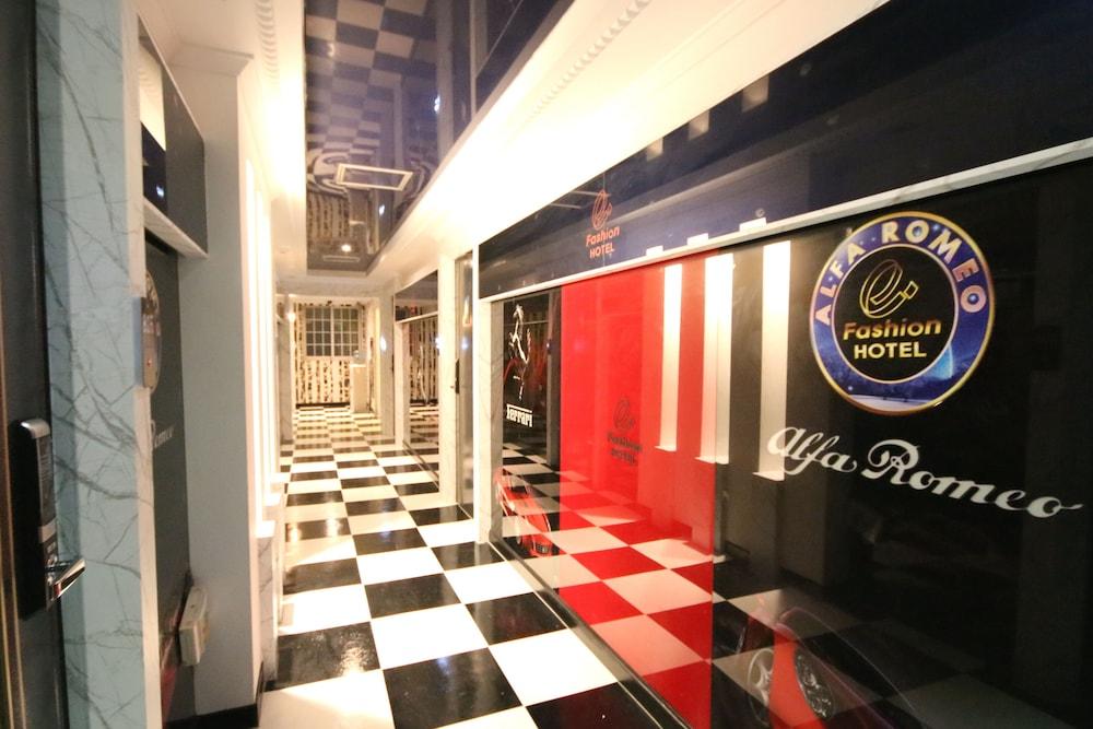E Fashion Hotel - Hallway
