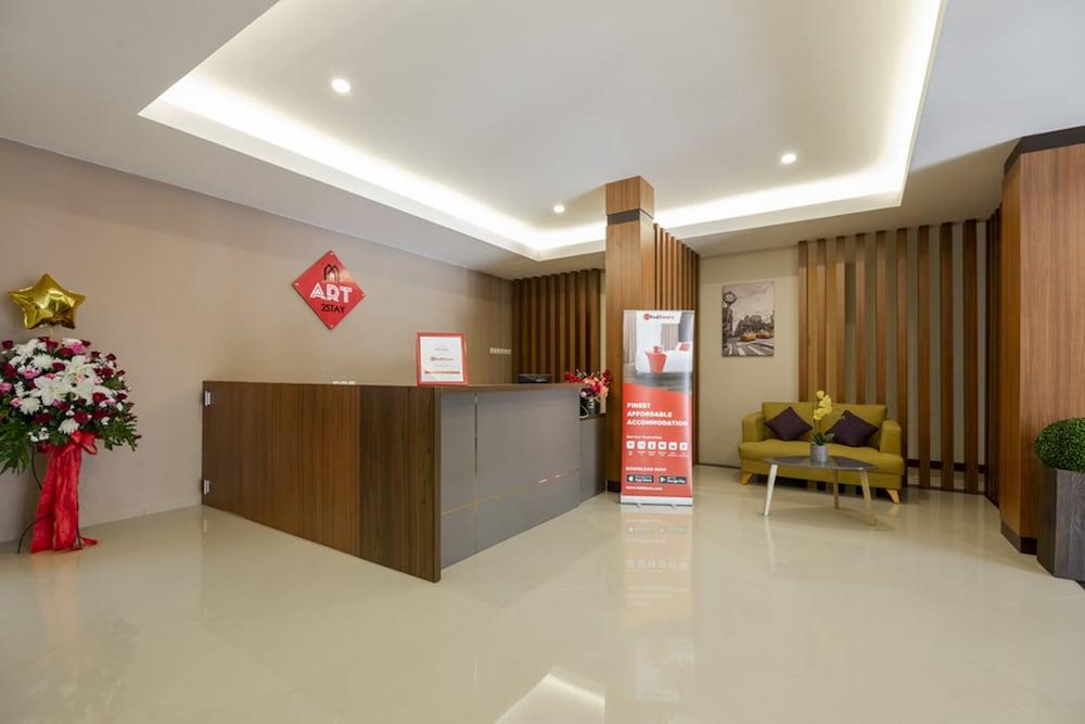 RedDoorz Plus near Ronggowarsito Museum Semarang - Reception