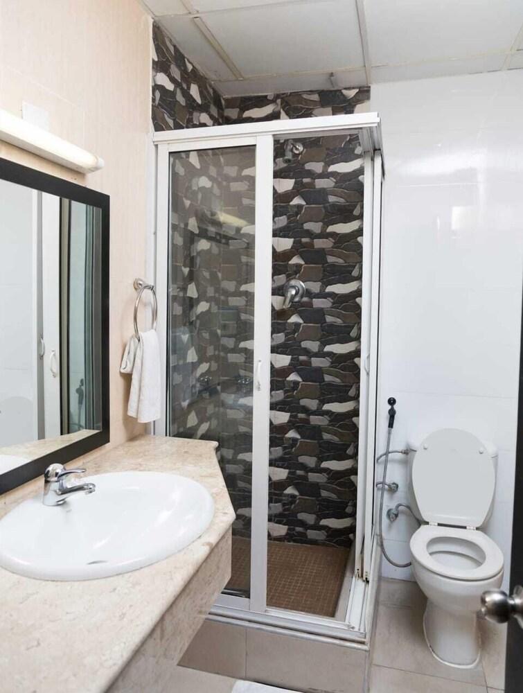 Hotel Royal - Bathroom