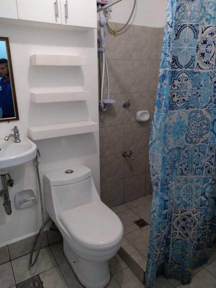 Jen's Place @ Amaia Skies Avenida - Bathroom