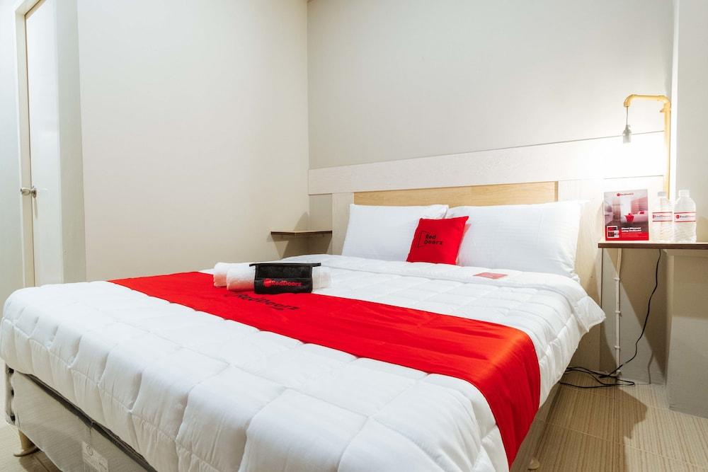 RedDoorz Plus near Osmena Highway 2 - Quarantine Hotel - Room