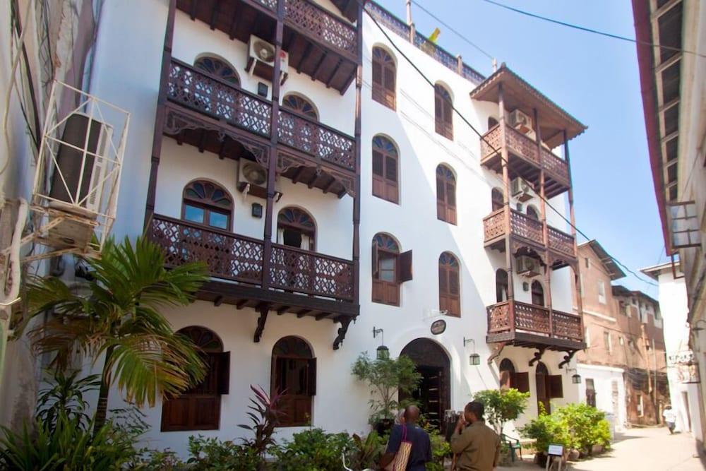 Asmini Palace Hotel - Featured Image