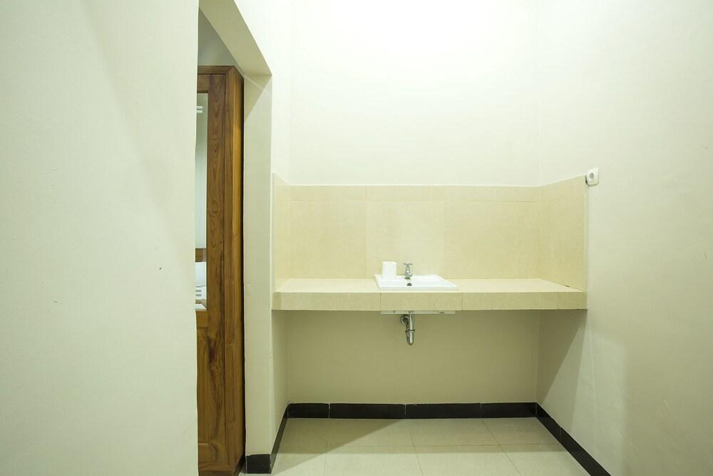 Ladiva Shore Hotel - Bathroom Sink