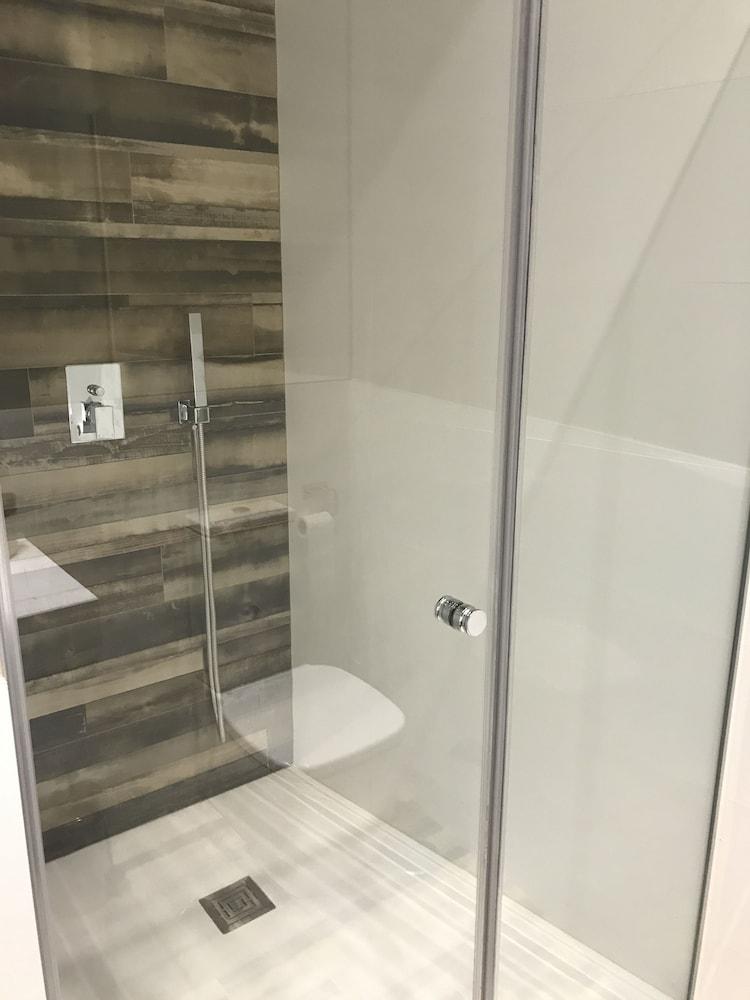 دوبو هومز جران فيا 1 أبارتمنت - Bathroom Shower