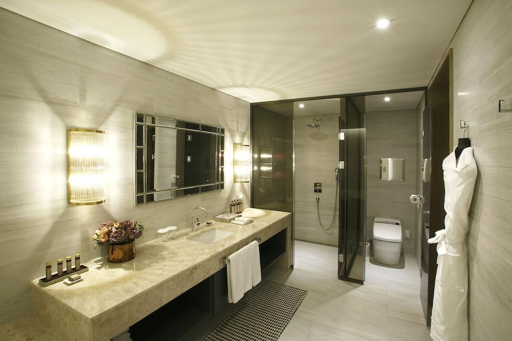 Eastonbay Hotel - Bathroom