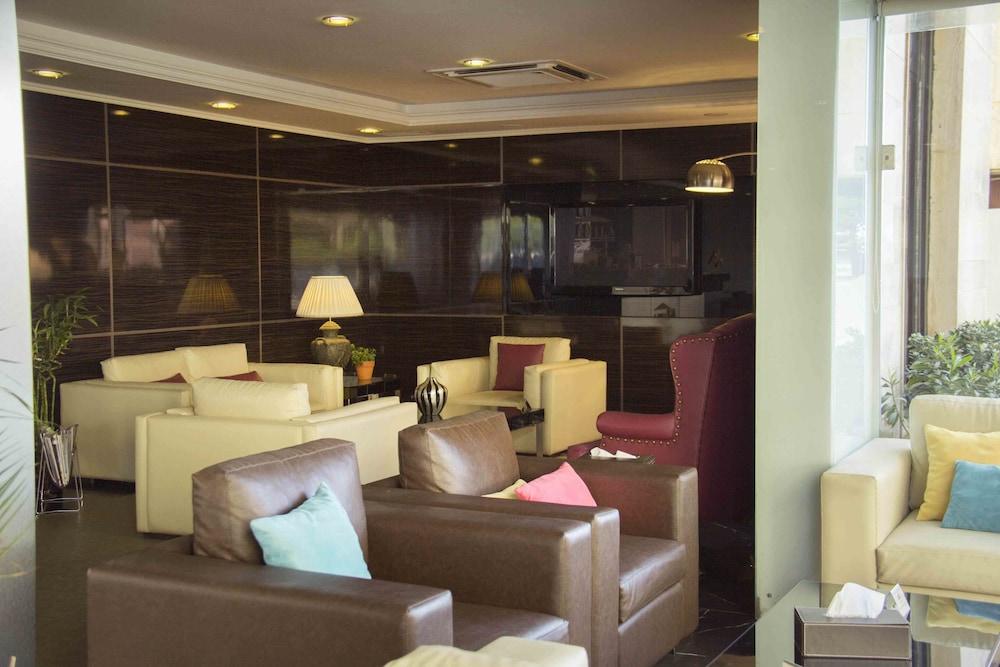 Al Jamila Suites - Lobby Sitting Area