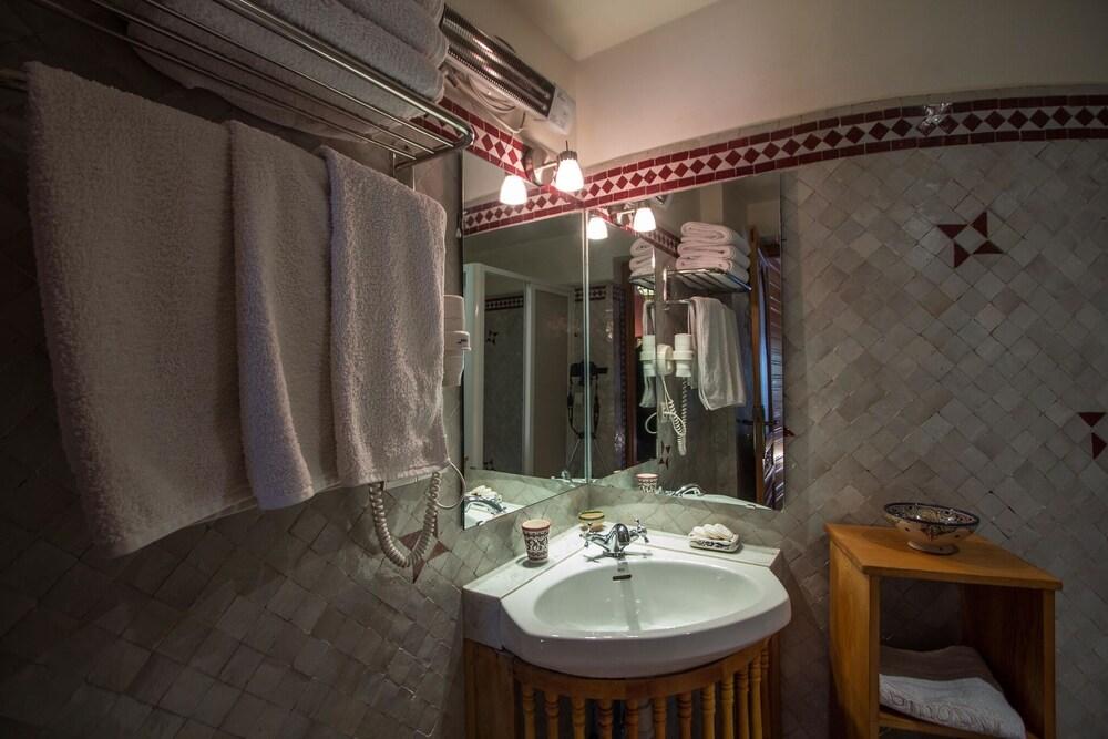 Quadruple or Family Room Sofia - Bathroom
