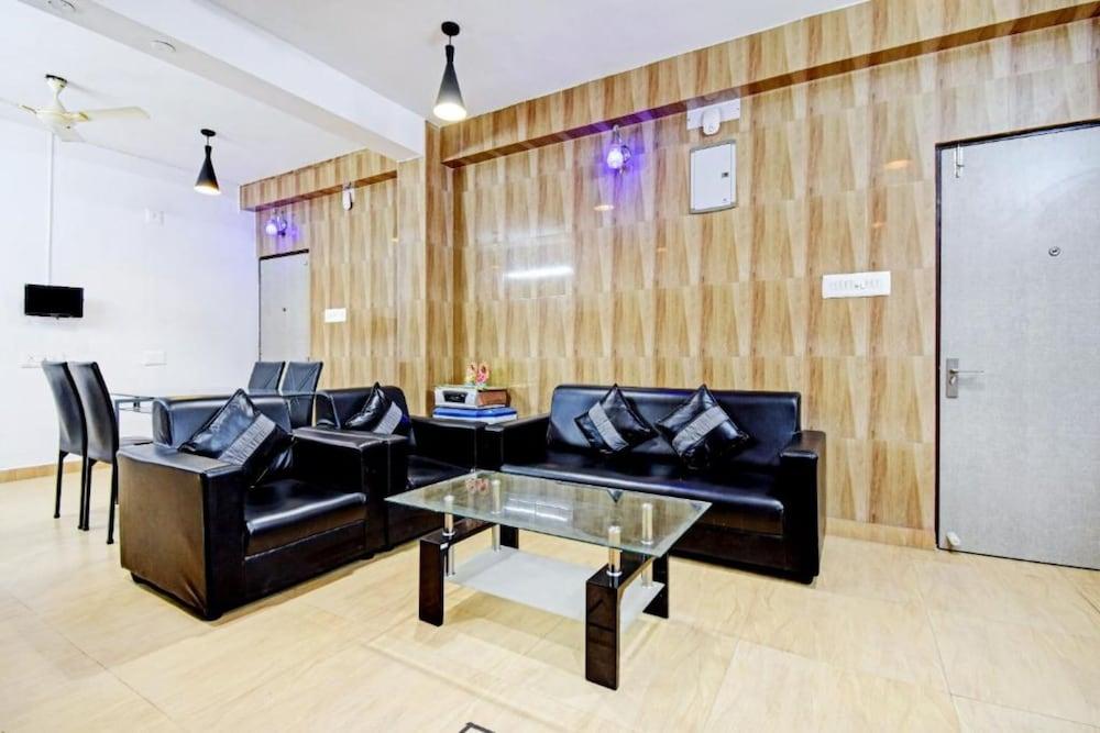 Goroomgo Relax Inn Chinar Park Kolkata - Lobby Sitting Area