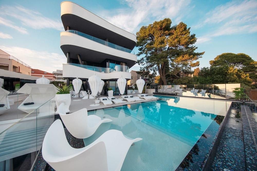 Posh Residence Luxury Suites - Infinity Pool