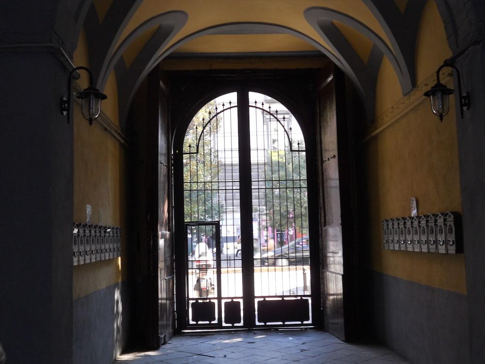 بيد آند بريكفاست إن جيرو بير نابولي - Interior Entrance
