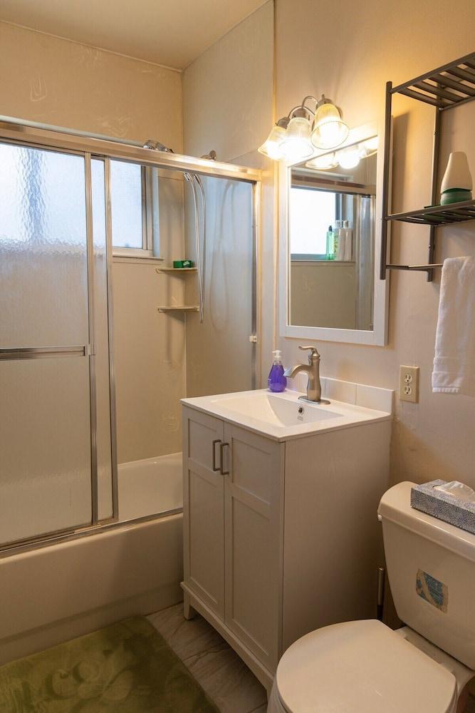 Comfortable and Clean 2-bedroom in Santa Clara - Bathroom