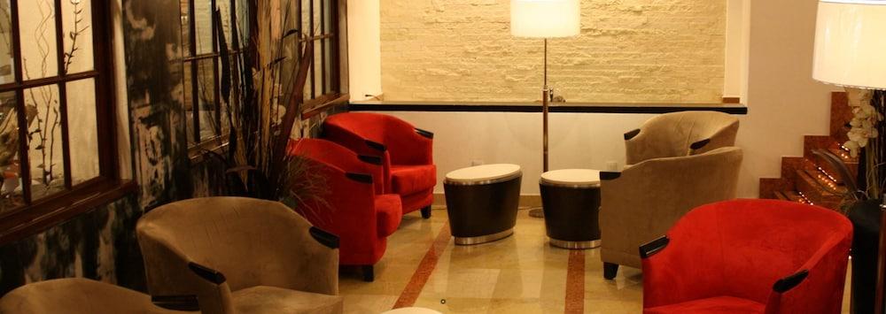 Hotel Catedral - Lobby Sitting Area