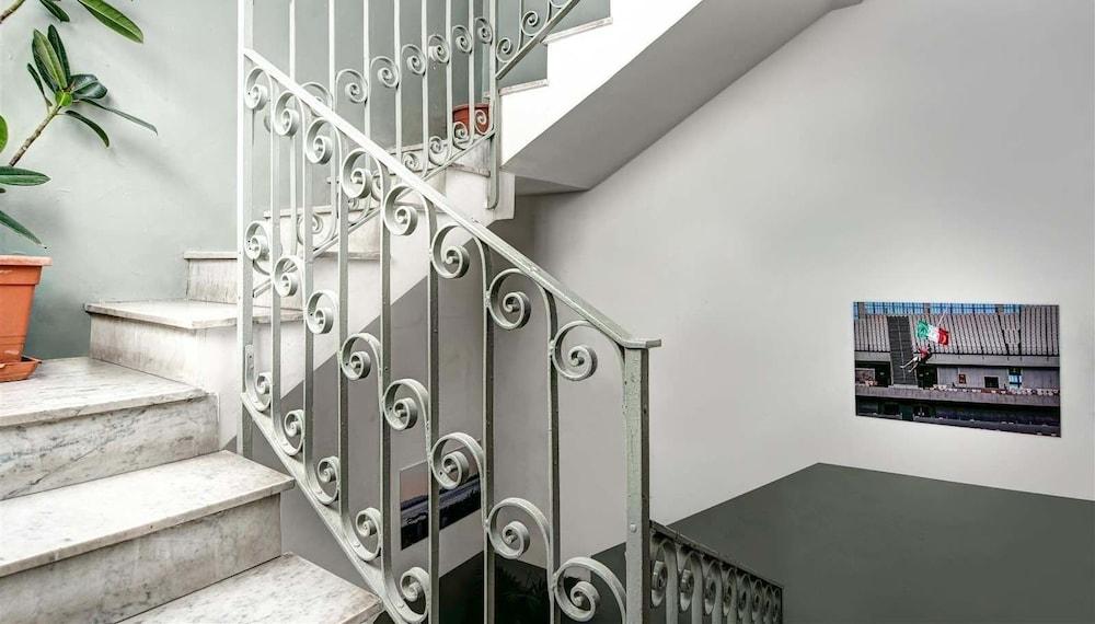 جيجينوز فلات - Staircase