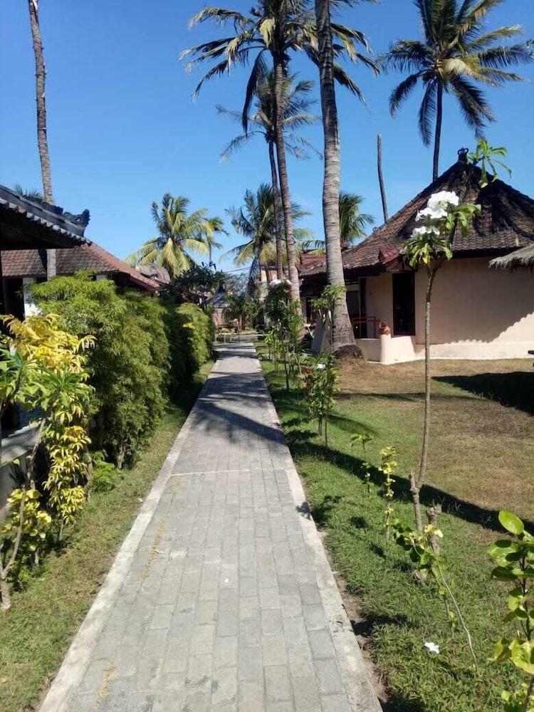 Purnama Beach Hotel Lombok - Property Grounds