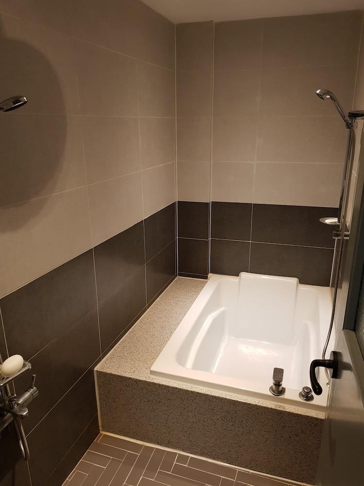 DWELL HOTEL - Bathroom