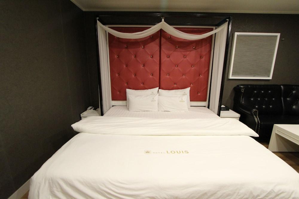 Louis J Hotel - Room