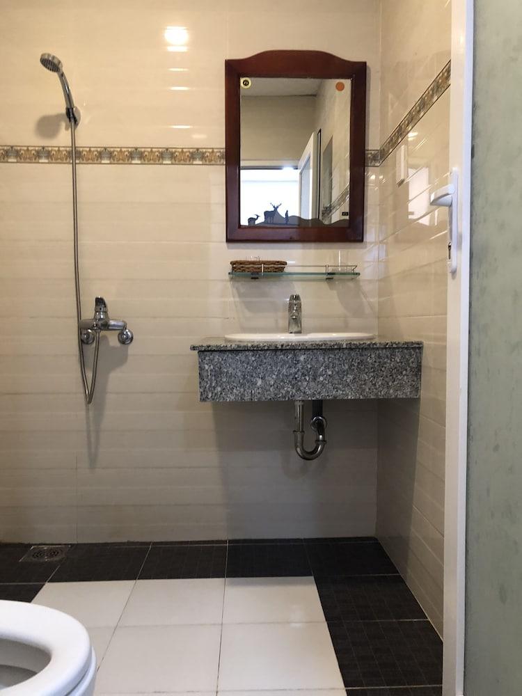 Nam Anh Hotel - Bathroom