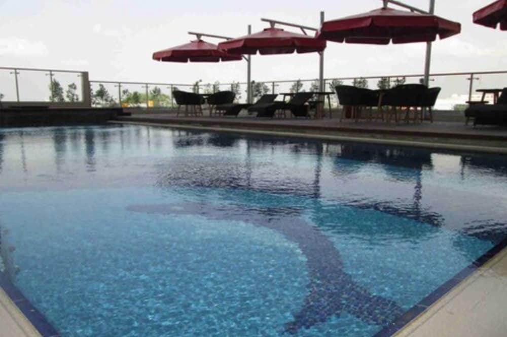 MG Suites Hotel - Outdoor Pool