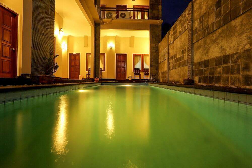 Ladiva Shore Hotel - Pool