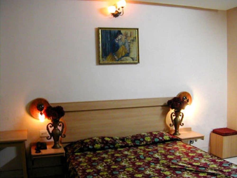 Hotel Pushpak International - Room