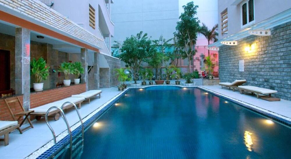 Luxury Nha Trang Hotel - Outdoor Pool