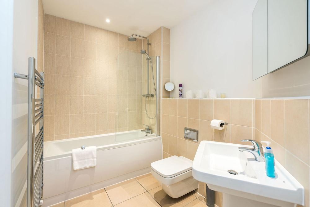 2 Bedroom Apartment on Homerton Road - Bathroom